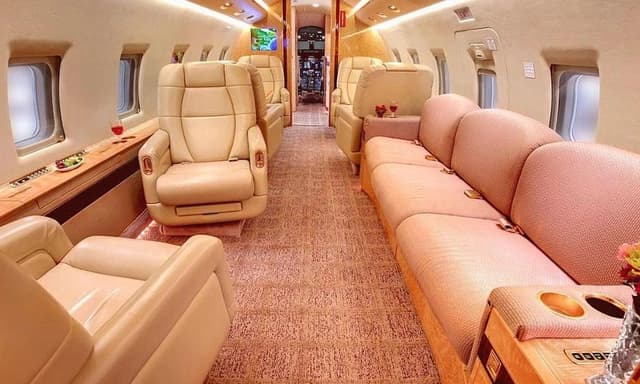Challenger 604 N877H photo 2