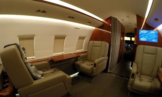 Challenger 604 N340AK photo 3