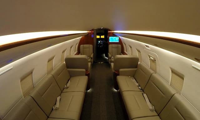 Challenger 604 N340AK photo 2