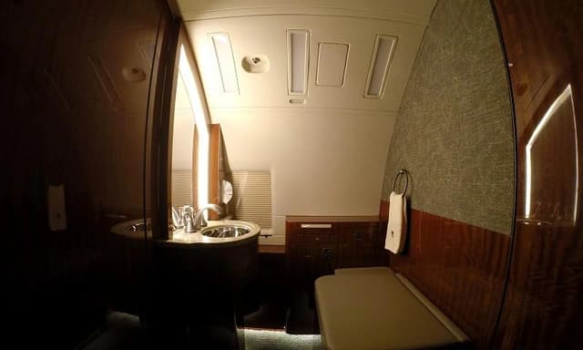 Challenger 604 N340AK photo 5
