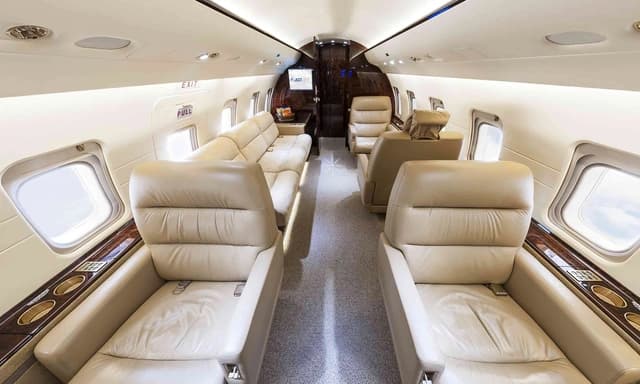 Challenger 604 N438E photo 3