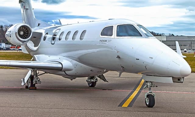 Embraer Phenom 300 N329MC