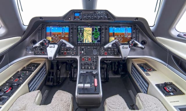 Embraer Phenom 300 N329MC photo 5