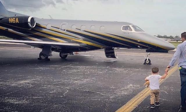 Embraer Phenom 300 N6A photo 2