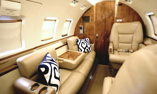 Hawker 1000 N67WE photo 2
