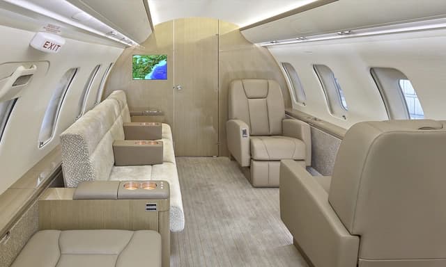 Challenger 605 N699ST photo 2