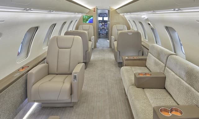 Challenger 605 N699ST photo 4