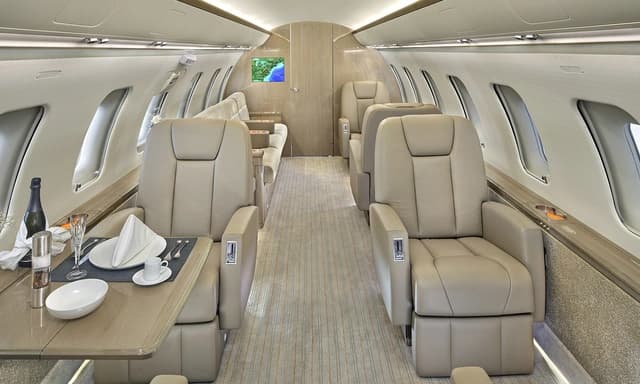 Challenger 605 N699ST photo 3