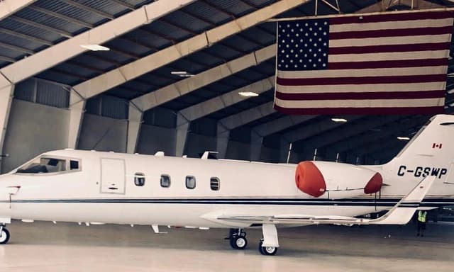 Learjet 55 N989AW