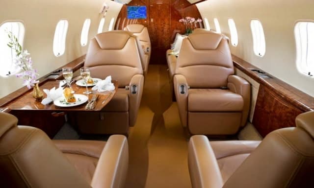 Challenger 300 N716WW photo 2