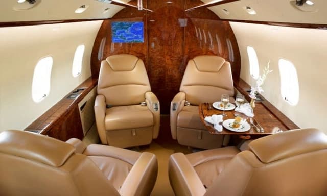 Challenger 300 N716WW photo 3