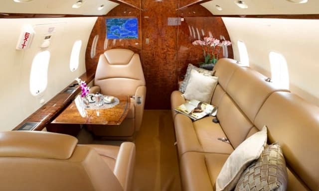 Challenger 300 N716WW photo 4