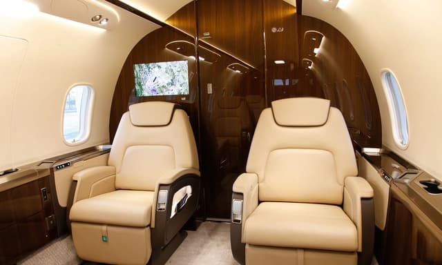 Challenger 350 N358MH photo 2