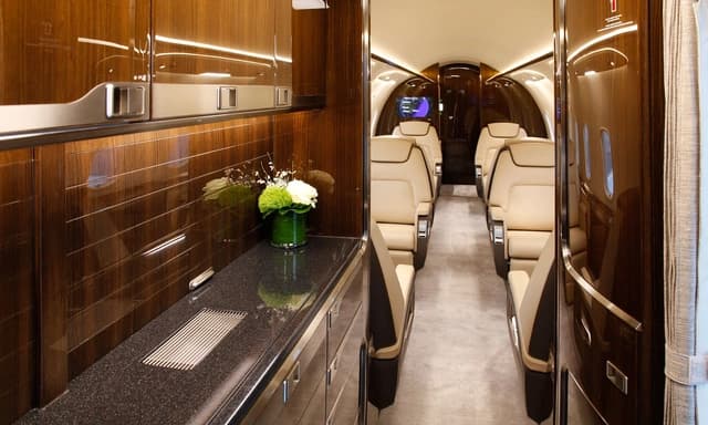 Challenger 350 N358MH photo 5