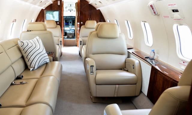 Challenger 300 N15HR photo 3