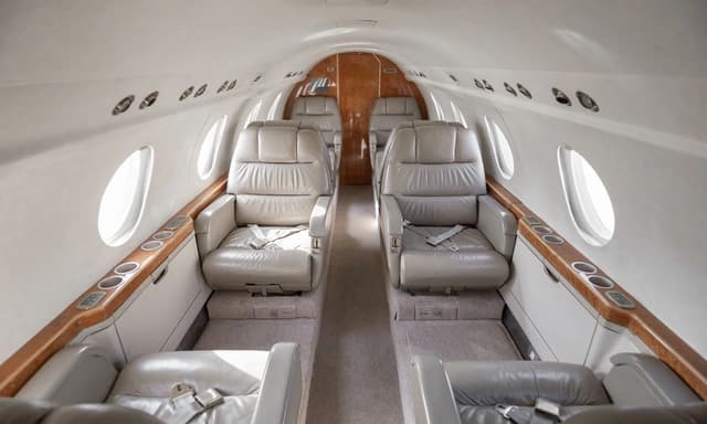 Falcon 20 N81P photo 2