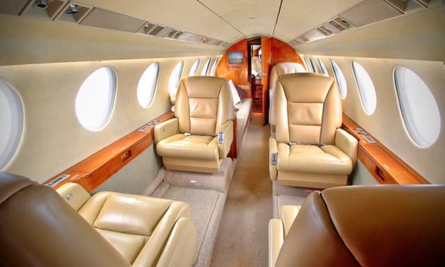 Falcon 50 N950RA photo 5