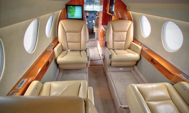 Falcon 50 N950RA photo 4