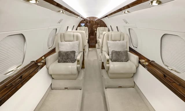 Falcon 20 N68UP photo 2
