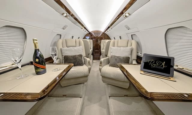 Falcon 20 N68UP photo 3
