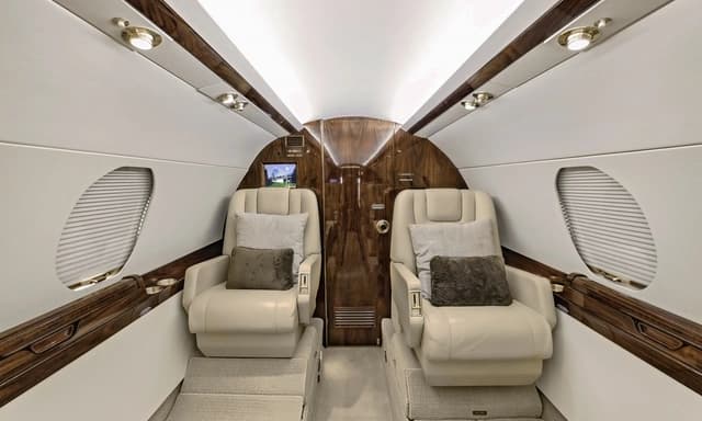 Falcon 20 N68UP photo 4