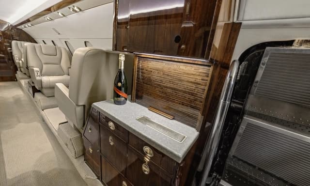 Falcon 20 N68UP photo 5