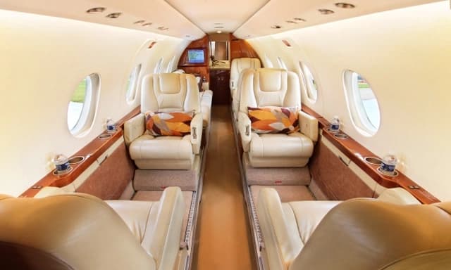 Falcon 20F-5 N730RA photo 2