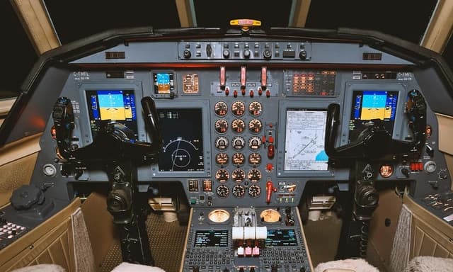 Falcon 50 N77ME photo 5