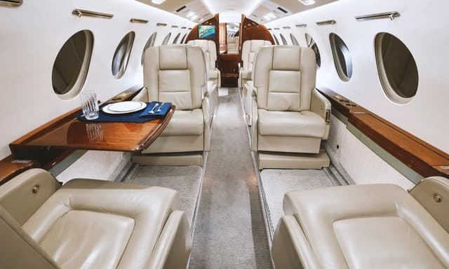 Falcon 50 N77ME photo 2