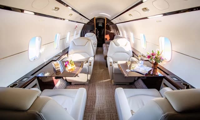 Challenger 300 N150MB photo 3