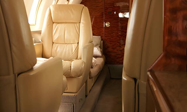 Hawker 800 N337WR photo 4