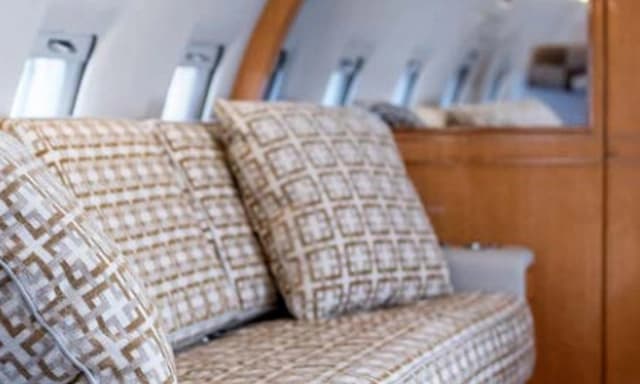 Challenger 604 N5481T photo 2