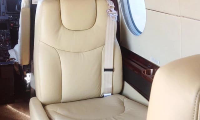 Hawker 400XP N330R photo 2