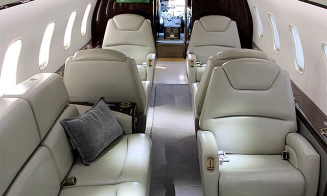 Challenger 300 N332AR photo 2