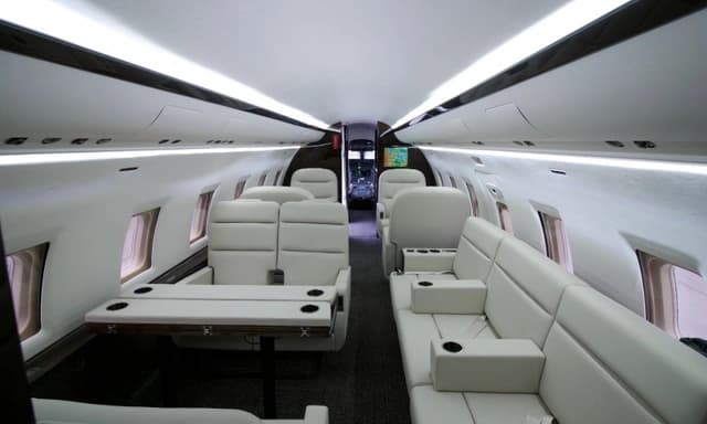 Challenger 604 N726RF photo 3