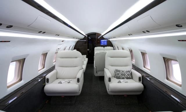 Challenger 604 N726RF photo 2