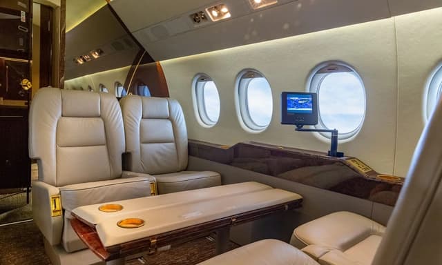 Falcon 2000 N190SA photo 4