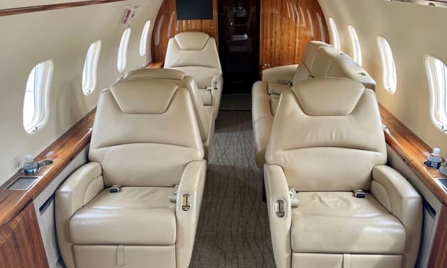 Challenger 300 N286MH photo 2
