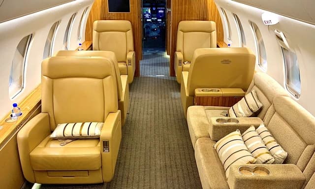Challenger 605 N86NP photo 2