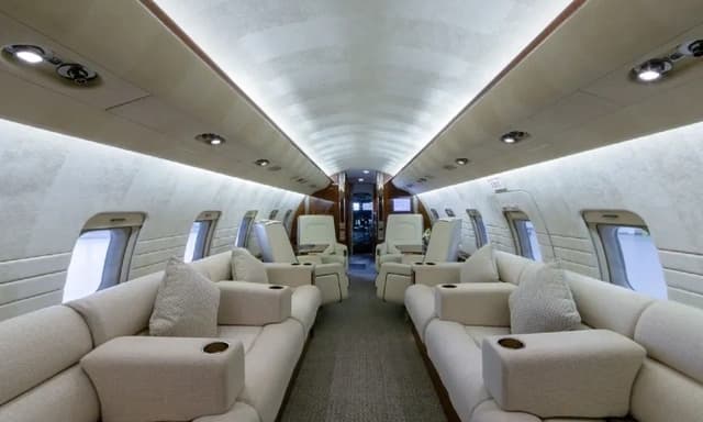 Challenger 604 N375MZ photo 2