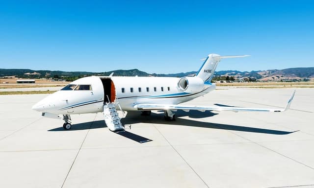 Challenger 604 N438E