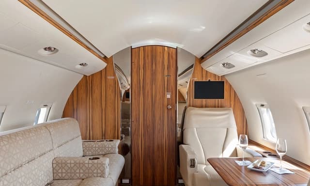 Challenger 604 N495DD photo 2