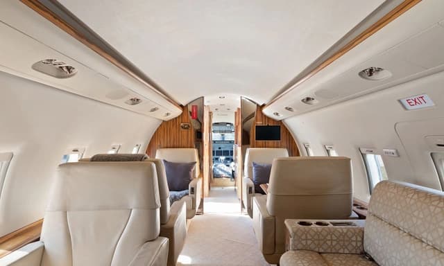 Challenger 604 N495DD photo 3
