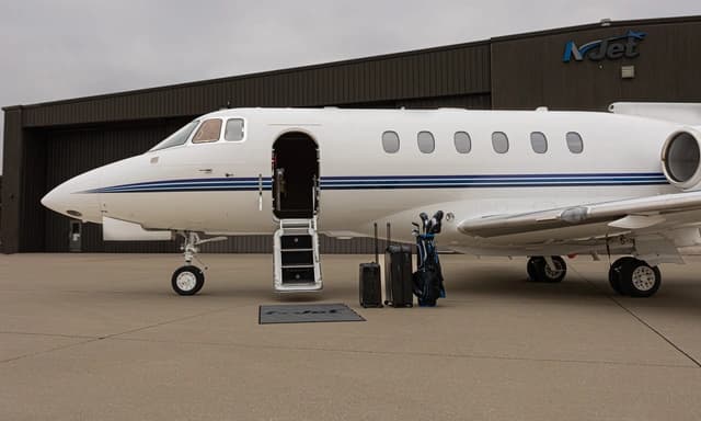 Hawker 900XP N377JC photo 4