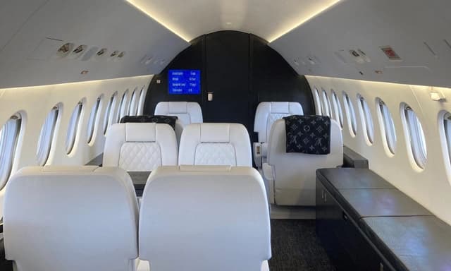 Falcon 900B N910SC photo 6