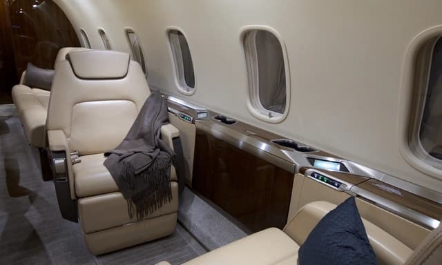 Challenger 350 N522AD photo 3