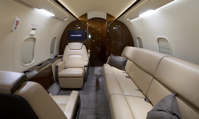 Challenger 350 N522AD photo 4