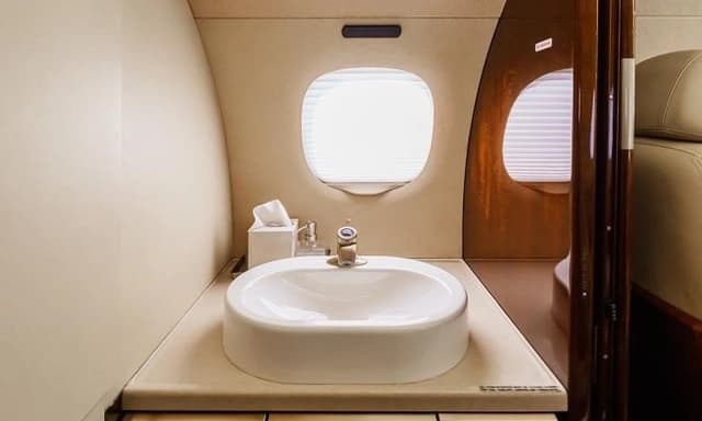 Embraer Phenom 300 N814SP photo 4