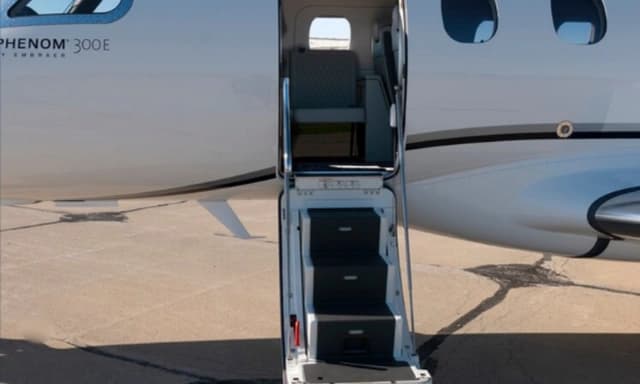 Embraer Phenom 300 N35EA photo 5