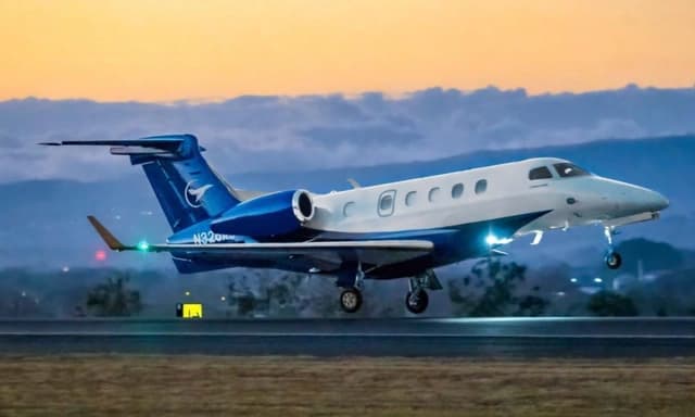Embraer Phenom 300 N326AS photo 2